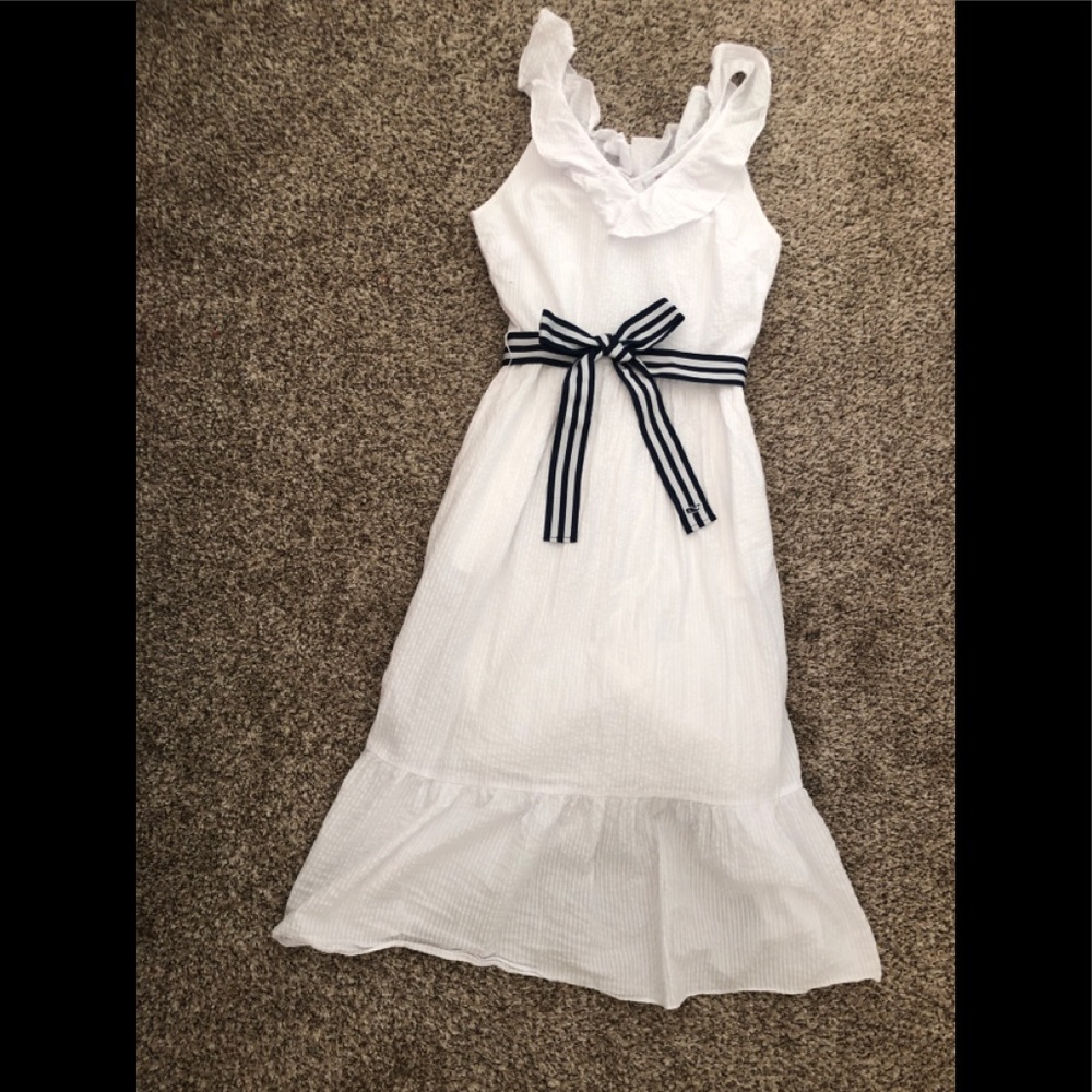 Vineyard vine white ruffle dress with blue belt. Size: XS       Gently Worn
